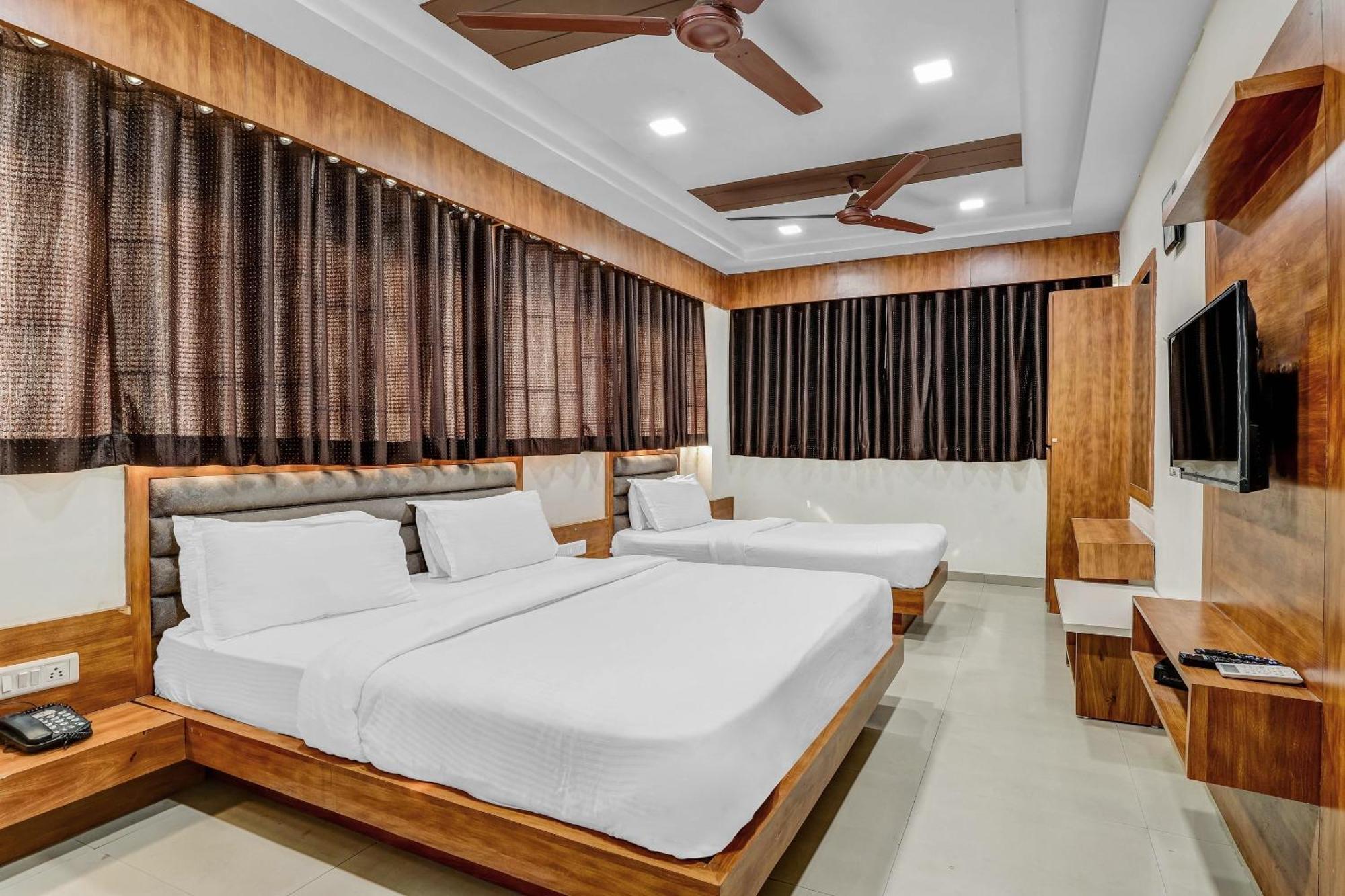 Hotel Capital O Maple View à Naroda Extérieur photo