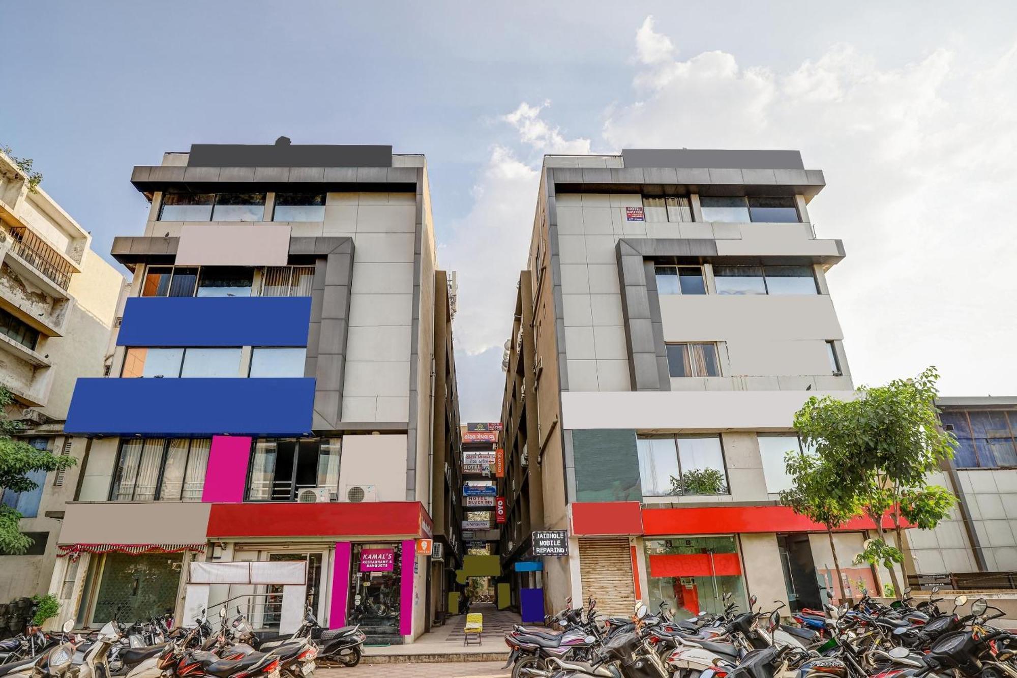 Hotel Capital O Maple View à Naroda Extérieur photo