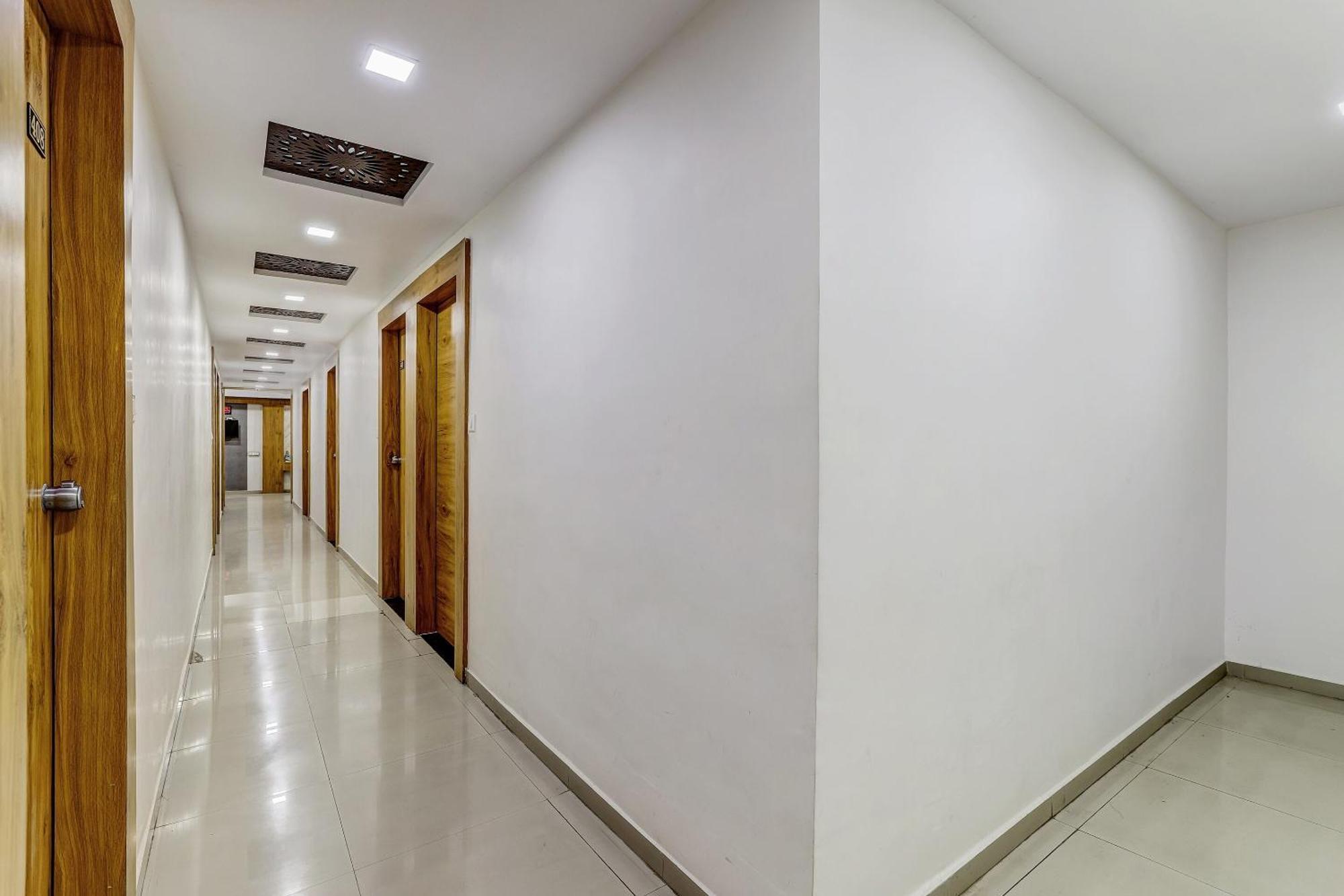 Hotel Capital O Maple View à Naroda Extérieur photo