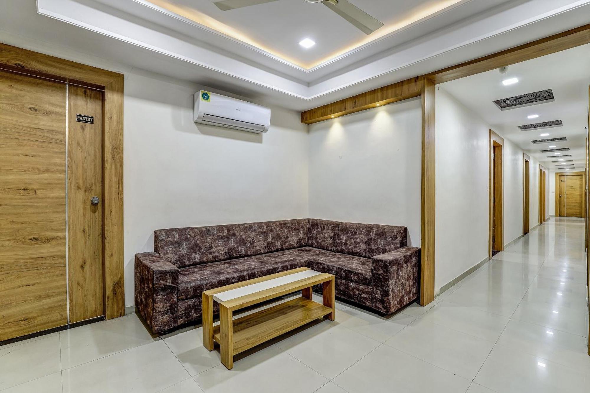 Hotel Capital O Maple View à Naroda Extérieur photo