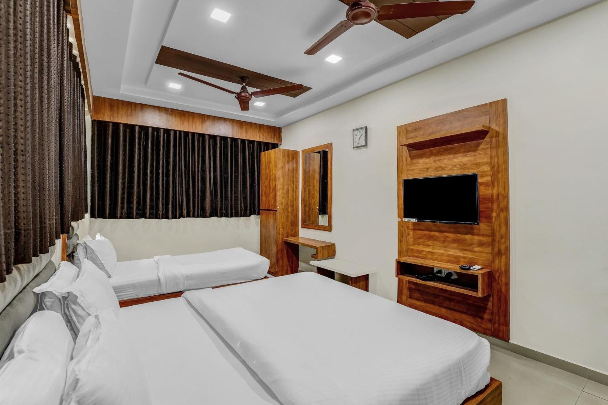 Hotel Capital O Maple View à Naroda Extérieur photo