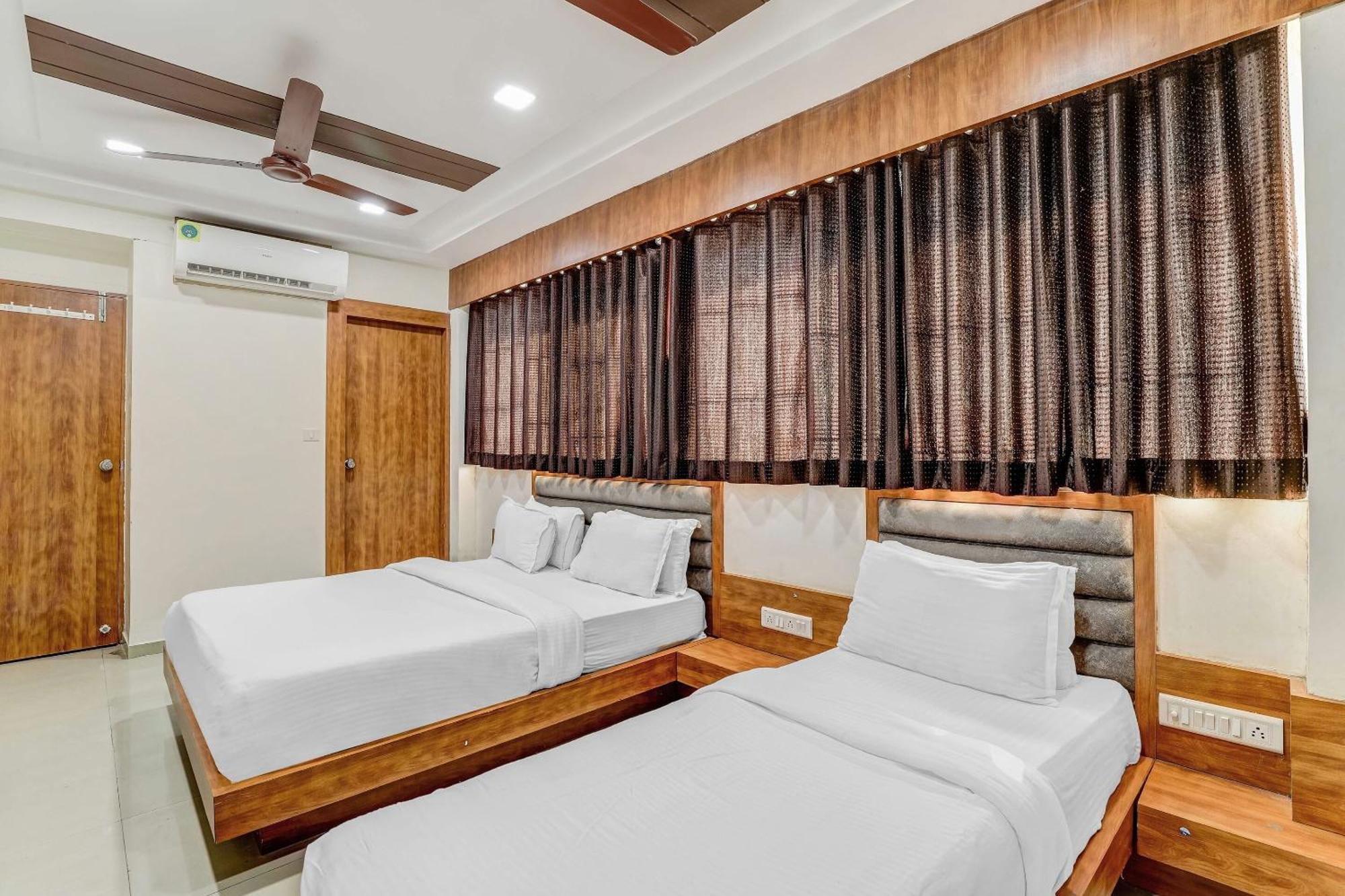 Hotel Capital O Maple View à Naroda Extérieur photo