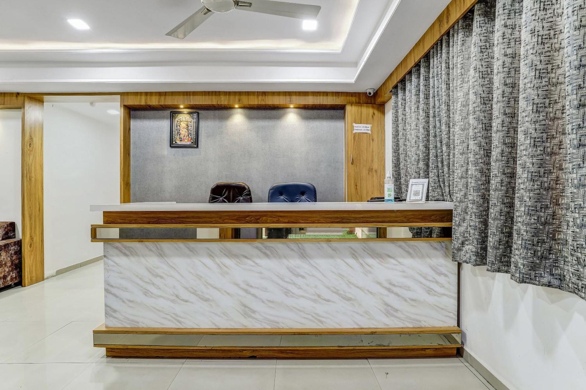 Hotel Capital O Maple View à Naroda Extérieur photo