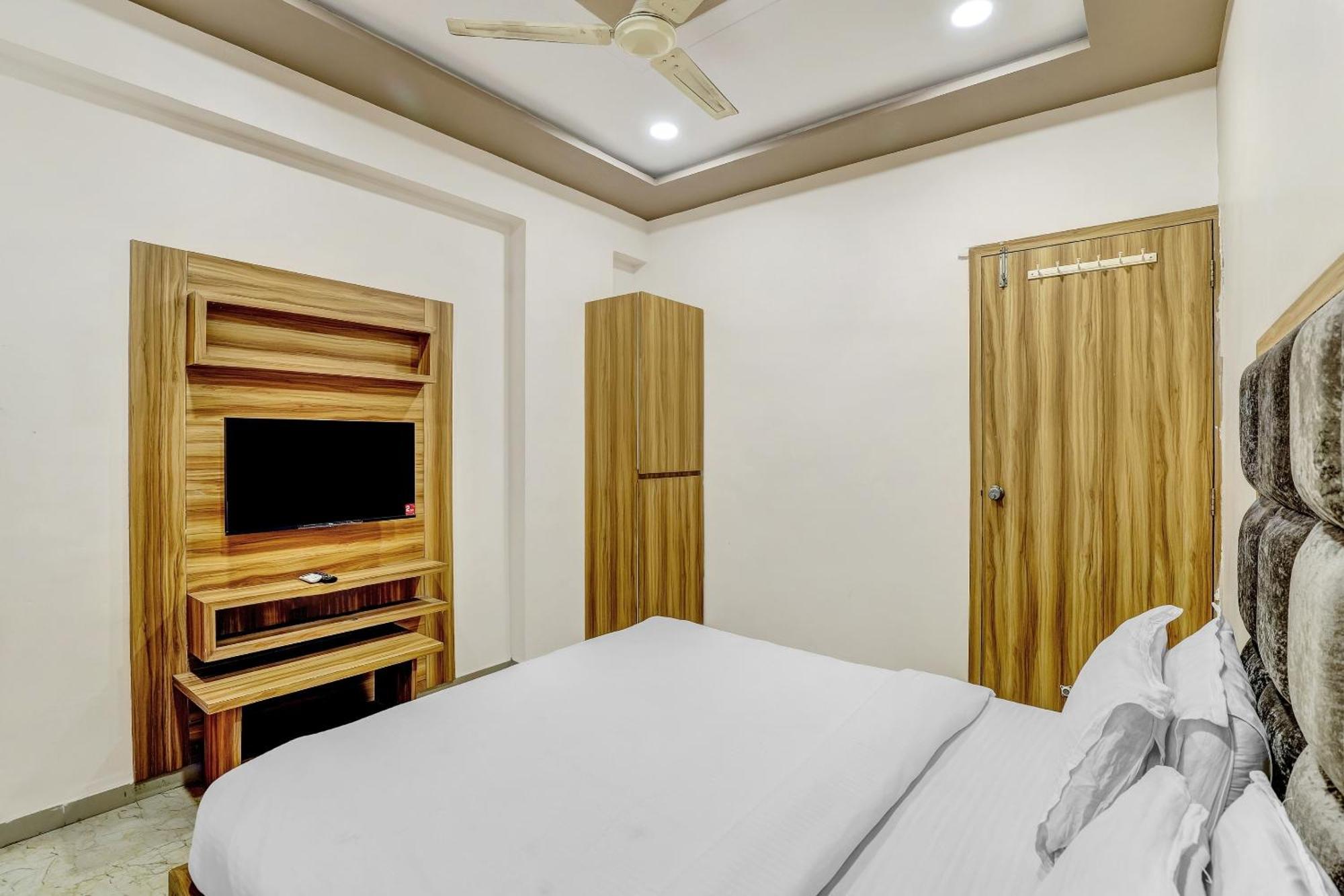 Hotel Capital O Maple View à Naroda Extérieur photo