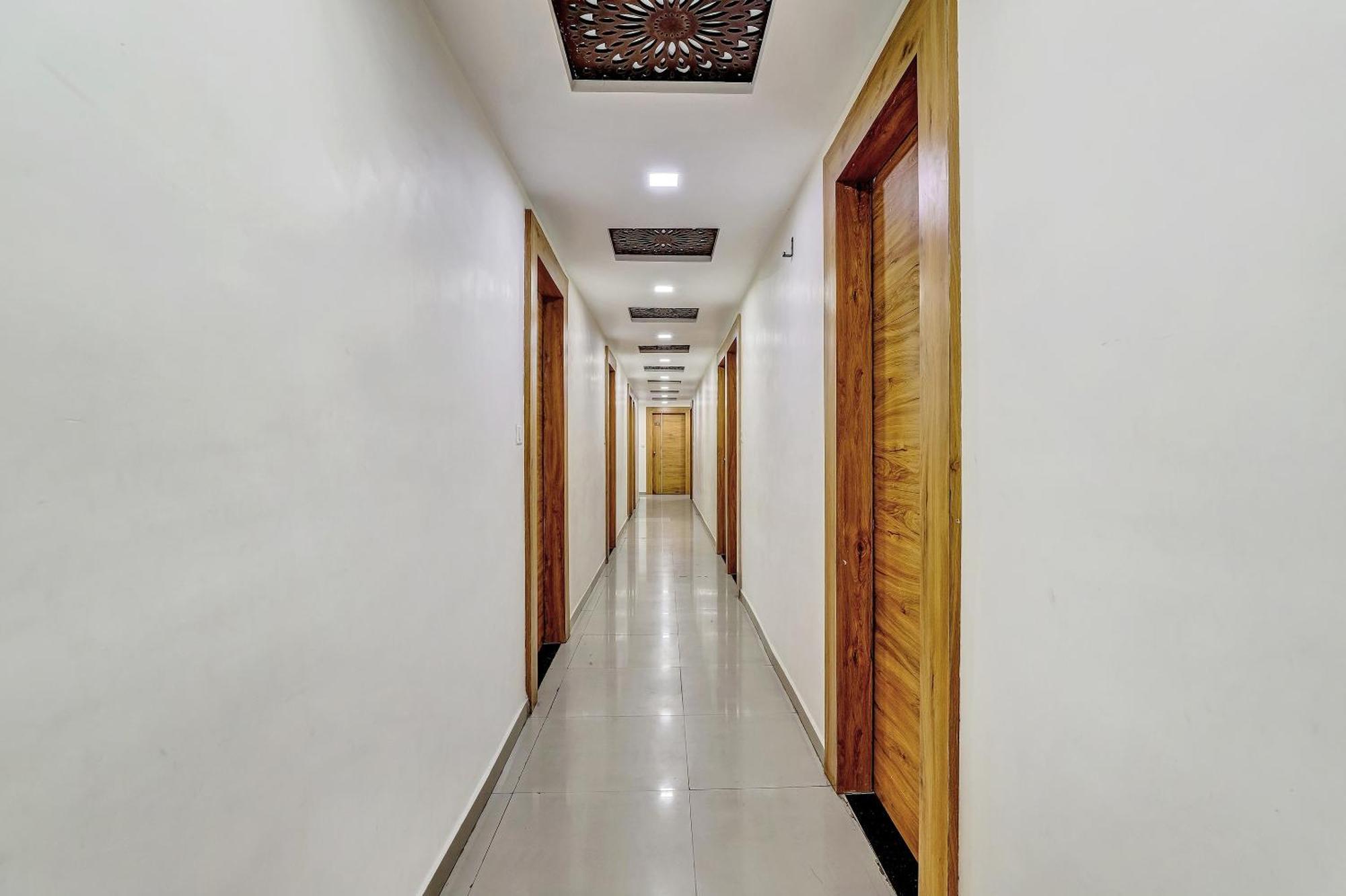 Hotel Capital O Maple View à Naroda Extérieur photo