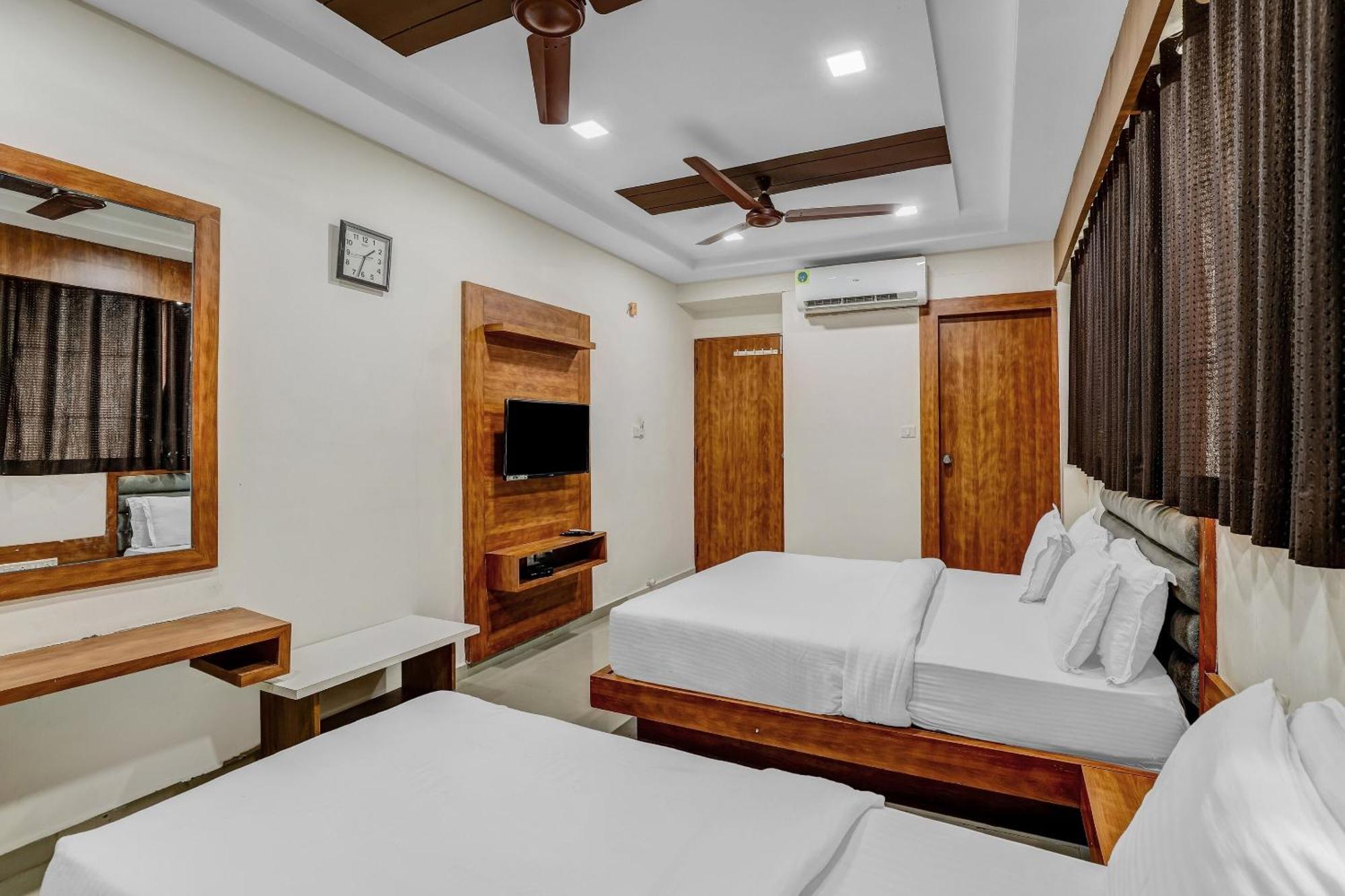 Hotel Capital O Maple View à Naroda Extérieur photo